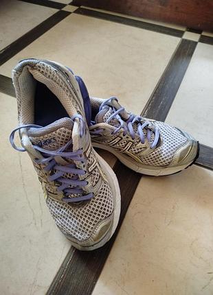 Кросівки фірми asics