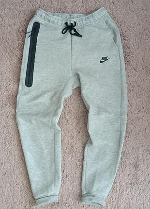 Сірі спортивні штани джогери nike tech fleece joggers (розмір s)