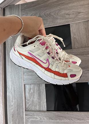 Кросівки nike  p-6000 essential у кольорах pale ivory та team orange