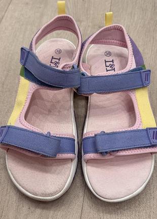Босоніжки на дівчинку