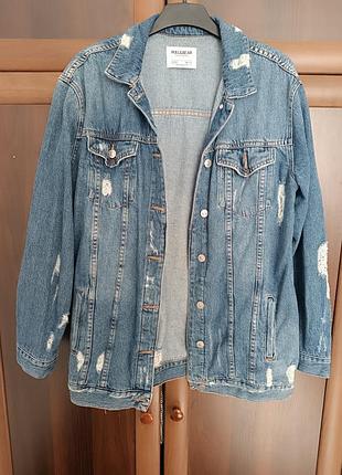 Стильная женская джинсовая куртка бренда pull &amp; bear с трендовым рваным эффектом