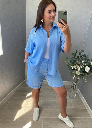 Льняной повседневный костюм с рубашкой на пуговицах с удлиненными шортами с карманами