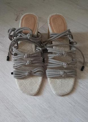 Женские босоножки