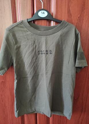 Хлопковая футболка jack &amp; jones с логотипом на груди и небольшим патчем на рукаве представлена в цвете хаки 6 лет