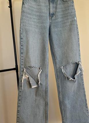 Блакитні джинси zara з розрізами на колінах