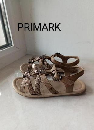 Босоніжки бренду primark декоровані квітами та 🦋 🦋🦋   uk  10,5 - 11 eur  29-30
