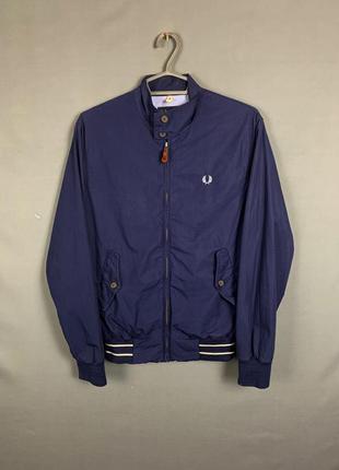 Куртка от бренда fred perry