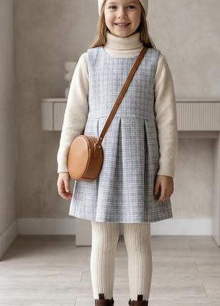 Дитяча сукня palomino або h&m має синій картатий візерунок та класичний фасон без рукавів