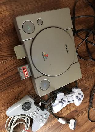 Sony playstation , два джойстика, две карточки, диск