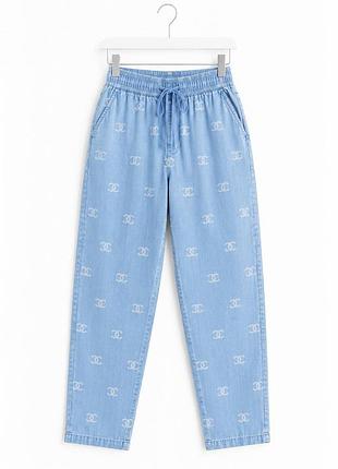 Жіночі джинси mom fit зі стразами блакитного кольору