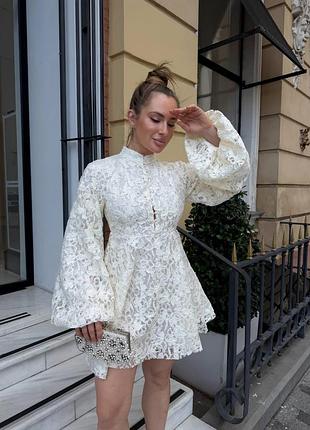 Платье с кружевом и объемными рукавами