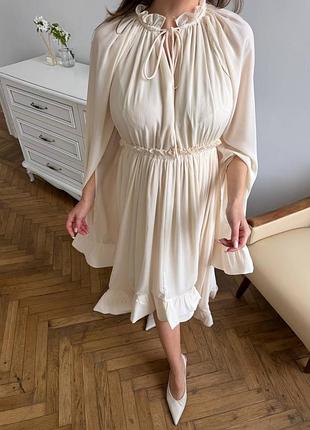 Сукня пишна в молочному кольорі