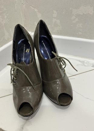 Пара лакованих туфель dorothy perkins із відкритим носком та шнурівкою у сіро-коричневому відтінку