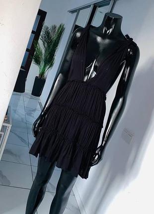 Черное ярусное платье asos с глубоким вырезом (размер xs / 32)