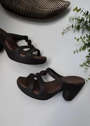 Шльопанці на підборах crocs