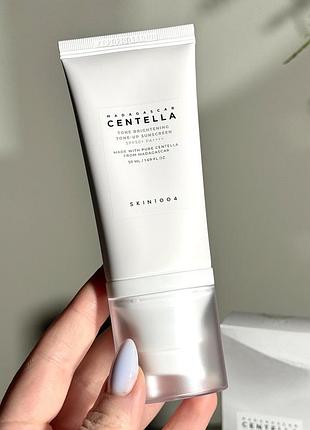 Солнцезащитный крем для выравнивания тона кожи skin1004 madagascar centella tone-up sunscreen spf50 (50 ml)