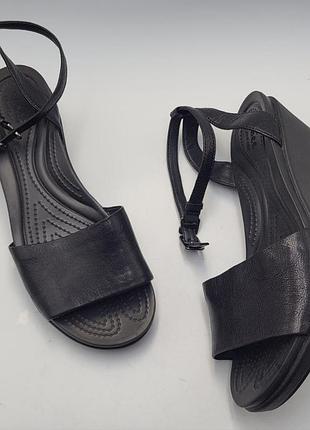 Босоніжки — crocs leigh-ann ankle strap leather wedge sandal
