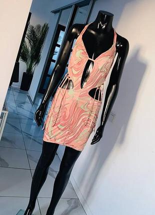 Эффектное платье prettylittlething с вырезами, размер uk 12 (eur 40)
