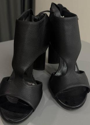 У продажу жіночі шкіряні босоніжки casadei