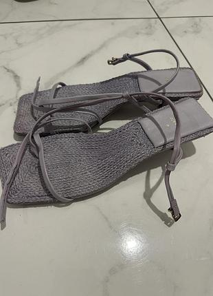 Босоніжки zara шкіряні.