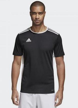 Спортивні футболки adidas чорного кольору з білими смужками на плечах.