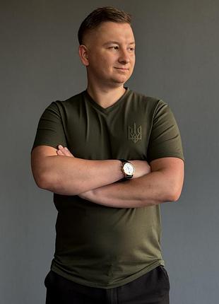 Футболка чоловіча з v-вирізом "тризуб" зелена