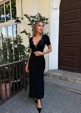 Силуетна довга сукня з мереживом