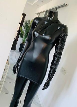 Стильное мини-платье noir handmade из экокожи с одним рукавом, размер s