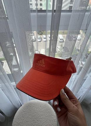 Кепка-козирьок бренду adidas