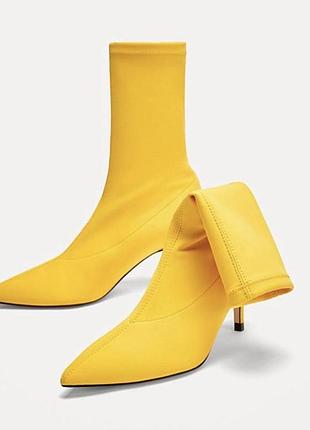 Жовті стрейчеві черевики 37 шкарпетки zara sock boots мають еластичний верх і гострий носок