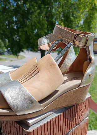 Кожаные золотистые босоножки ugg на пробковой танкетке, р. 40 (us 9 / 26 см)