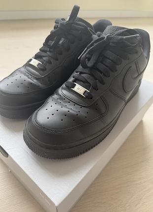 Кроссовки nike air force, черного цвета, без дефектов одевались 3 раза в идеальном состоянии, просмотрите фото