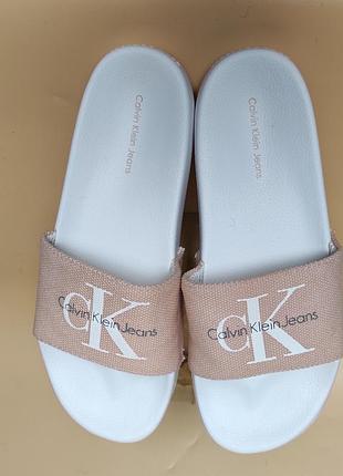 Шльопанці шльопки слайдери calvin klein jeans.
розмір 40 довжина устілки 26,5 см.