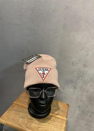 Брендовая шапка guess