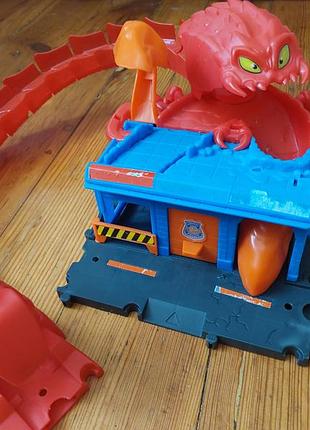 Трек hot wheels атака скорпиона.