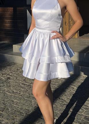 Біла атласна сукня