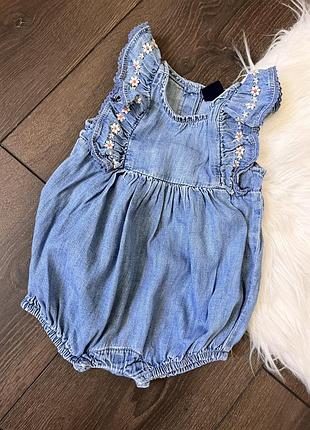 Джинсовий пісочник ромпер для новонародженої дівчинки 0-3 міс 62 см з рюшами оборками вишитими квітами на літо