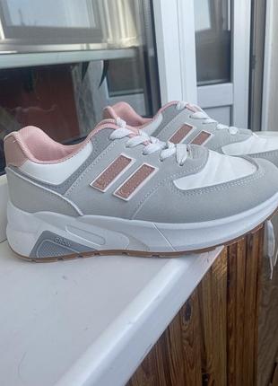 Кросівки жіночи 36 розмір