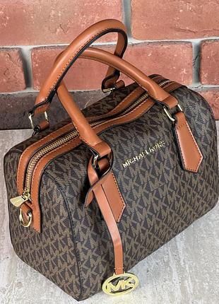 Сумка michael kors hayes duffle коричневий є
