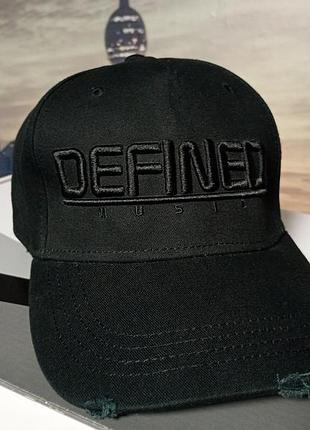 Стильная черная бейсболка с вышитой объемной надписью «defined music» в урбанистическом стиле.