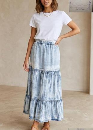 Спідниця має багатоярусний дизайн (tiered), ефект потертості (distressed wash) та еластичний пояс довга спідниця міді світлий денім/блакитний.