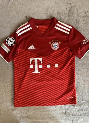 Дитяча  ігрова футболка adidas fc bayern munich сезону 2021/2022 червоного кольору з шевроном ліги чемпіонів.