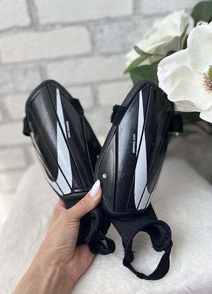 Футбольні щитки nike