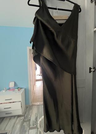 Шовковий костюм від zara ,майка і спідниця кольору хакі,дуже класний купляла в німме чині в зар за 100€ нова колекція була і і один раз вдягнула