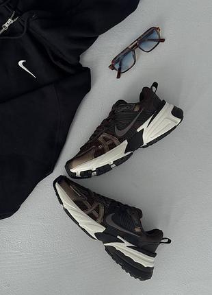Стильні жіночі кросівки nike v2k runtekk brown/black