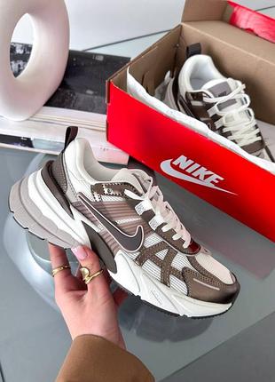 Стильні жіночі кросівки nike v2k run mink brown summit white college grey