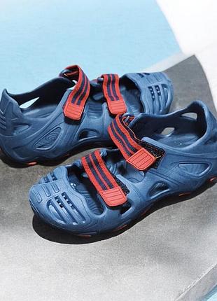 Детские сандалии крокс аквашузы сандалии crocs swiftwater river синего цвета с красными текстильными ремешками роз.