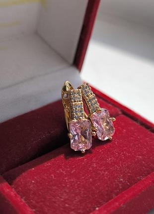 Серьги из медицинского золота не черные, можно мочить