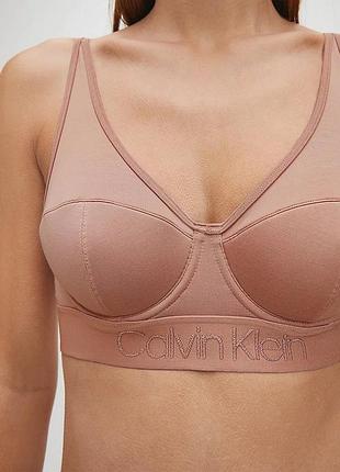 Пудрово бежевый бюстгальтер-бралетт calvin klein пудрово рожевий бюстик з лого