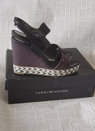 Босоножки на танкетке tommy hilfiger 38р.